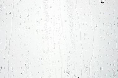 Açık gri cam yüzey üzerine su damlaları, üst manzara