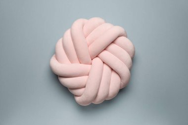 Gri arka planda dekoratif bir yastık.