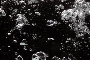 Siyah arkaplanda birçok su kabarcığı, yakın plan