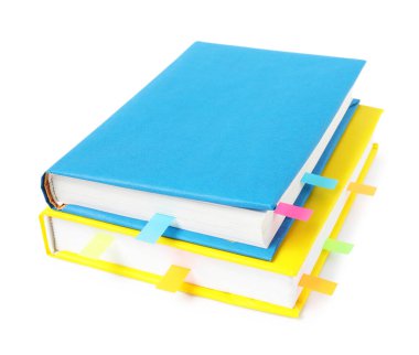 Beyaz üzerine renkli sekmeleri olan kitaplar