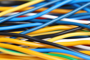 Arka plan olarak birçok renkli elektrik kablosu, yakın plan
