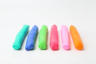 Beyaz arkaplanda farklı renkte oyun hamuru, yakın plan