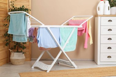 Evde temiz çamaşırlarla kuru askı.