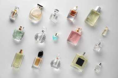 Hafif arka planda çeşitli parfüm şişeleri, düz yatıyordu.