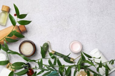 Düz kompozisyon ve farklı vücut bakım ürünleri açık dokulu masa üzerinde yatıyordu. Metin için boşluk