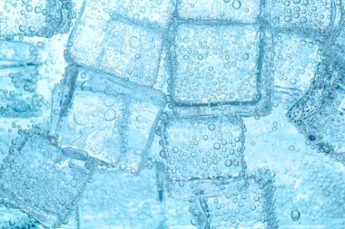 Arka plan olarak buz küpleri ile soda tazeleniyor, yakın plan