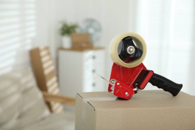 İçerideki karton kutunun üzerinde yapıştırıcı bant olan şeker kutusu. Metin için boşluk