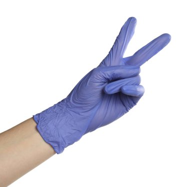 Tıbbi eldiven giyen doktor beyaz arka planda iki parmak gösteriyor, yakın plan.
