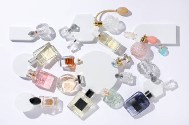 Beyaz arka planda farklı lüks parfümler, düz yatış