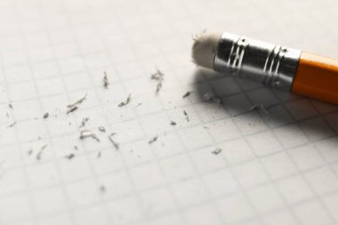 Silgi ve kağıt parçalarıyla kalem, yakın plan.