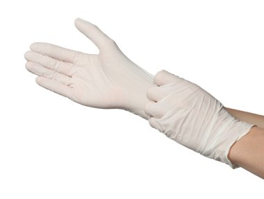 Doktor beyaz arka plana tıbbi eldiven takıyor, yakın plan.