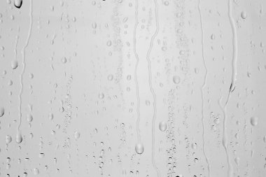 Açık gri cam yüzey üzerine su damlaları, üst manzara