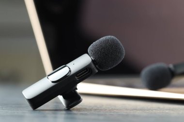 Lavalier mikrofonu masada, yakın plan. Ses ekipmanları