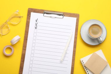 Sarı arkaplan üzerinde kontrol listesi olan düz konum