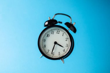 Açık mavi arkaplanda siyah çalar saat