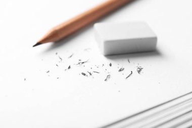 Silgi, kalem ve kırıntılar kağıda, yakın plan
