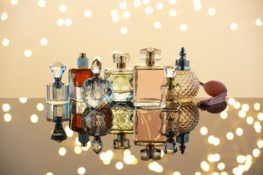 Cam yüzeyde farklı lüks parfümler. Bokeh etkisi