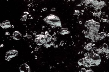 Koyu arkaplanda birçok su kabarcığı, yakın plan