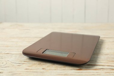 Modern elektronik mutfak terazisi ahşap masa, yakın plan.