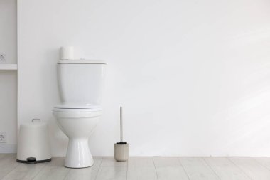 Tuvalet, fırça ve ihtiyaçlar beyaz duvarın yanında. Metin için boşluk