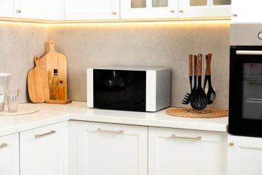 Mutfak tezgahında kapalı mikrodalga fırın.