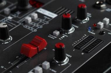 Profesyonel karıştırma konsolu, yakın plan. Radyo stüdyo ekipmanı