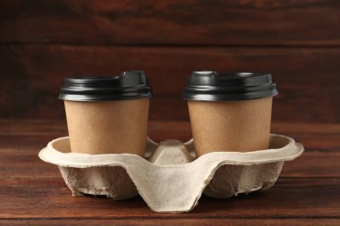 Kağıt kahve bardakları ahşap masanın üzerinde, yakın plan.