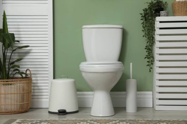 Seramik klozet, fırça ve ihtiyaçlar tuvalette.