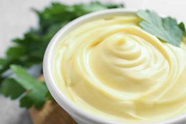 Masada maydanozlu mayonez sosu, yakın plan.