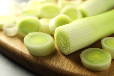 Gri masada yeni kesilmiş pırasa, yakın plan.