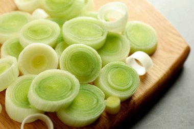 Gri masada yeni kesilmiş pırasa, yakın plan.