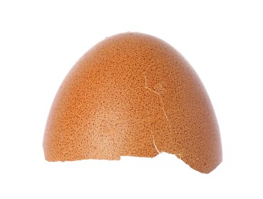 Kırık yumurta kabuğunun bir parçası beyaza izole edilmiş.