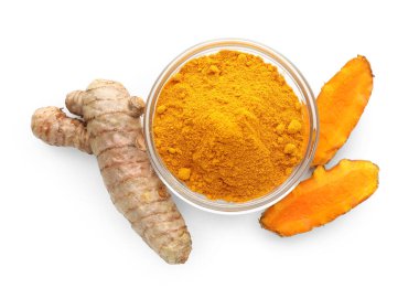 Kabın içindeki zerdeçal tozu ve beyaz kökler, üst görünüm