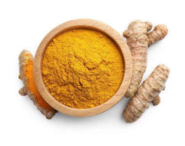 Kabın içindeki zerdeçal tozu ve beyaz kökler, üst görünüm