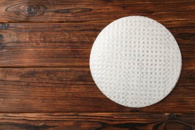 Ahşap masa üzerinde yenilebilir kağıt çarşaf yığını, üst manzara. Metin için boşluk