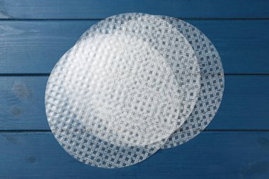 Mavi ahşap masadaki yenilebilir pirinç kağıtları, düz yatıyordu.