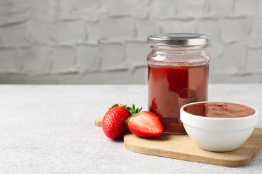 Lezzetli çilek sosu ve taze böğürtlen. Metin için boşluk