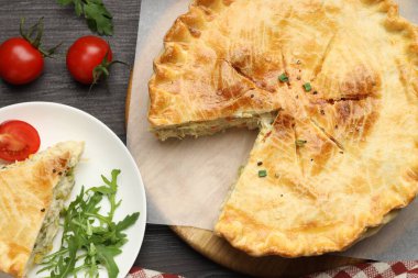 Lezzetli ev yapımı roka ve ahşap masa üzerinde domatesli turta.