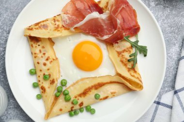 Yumurtalı, pastırmalı, roka ve yeşil bezelyeli leziz krep.