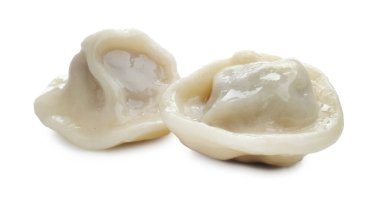 Lezzetli haşlanmış hamur köfteleri (pelmeni) beyaz üzerine izole edilmiş.
