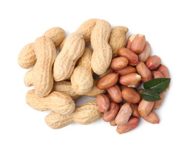 Farklı fıstıklardan oluşan yığın beyaz, üst görünümde izole.