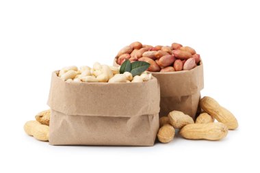 Beyaz poşetlerdeki farklı fıstıklar.