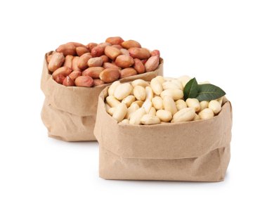 Beyaz poşetlerdeki taze fıstıklar.