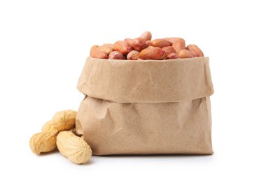 Kese kağıdındaki taze fıstıklar ve soyulmamış olanlar beyaz üzerine izole edilmiş.