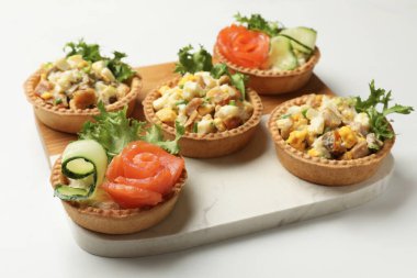 Beyaz masada nefis dolgulu turtalar, yakın plan.