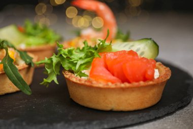 Masada nefis dolguları olan turtalar, yakın plan. Bokeh etkisi