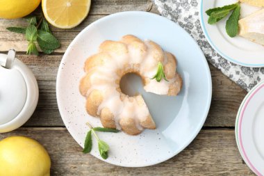 Lezzetli limonlu pasta, şeker, nane ve narenciye, ahşap masa, düz uzanmış