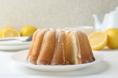 Beyaz ahşap masada jöleli lezzetli limonlu pasta, yakın plan.