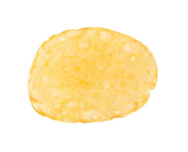 Beyaza izole edilmiş lezzetli bir patates cipsi.