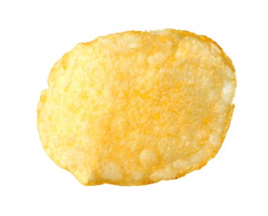Beyaza izole edilmiş lezzetli bir patates cipsi.